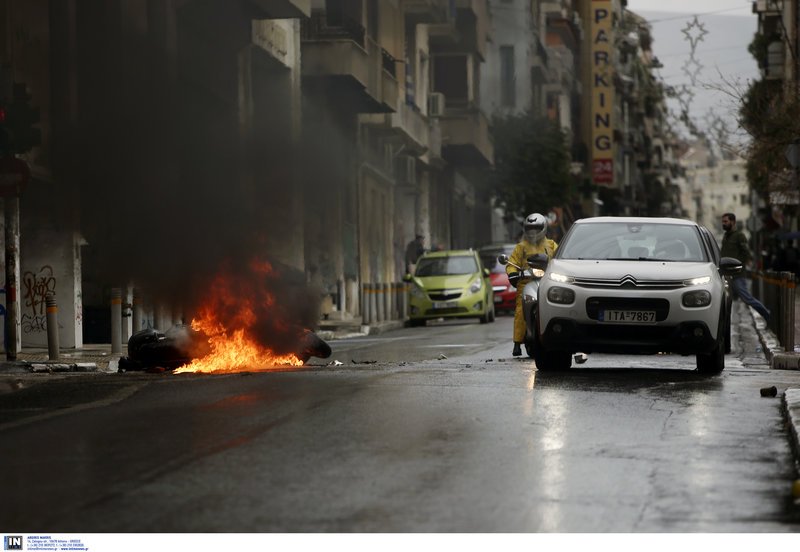 Πυρπόλησαν αυτοκίνητο στην Χαρίλαου Τρικούπη -Κάηκε ολοσχερώς [εικόνες]  | iefimerida.gr 2