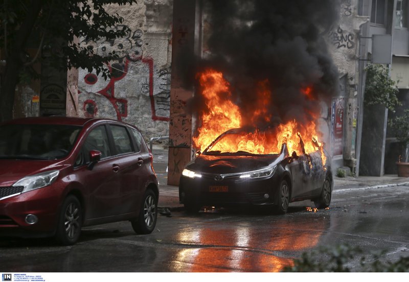 Πυρπόλησαν αυτοκίνητο στην Χαρίλαου Τρικούπη -Κάηκε ολοσχερώς [εικόνες]  | iefimerida.gr 1