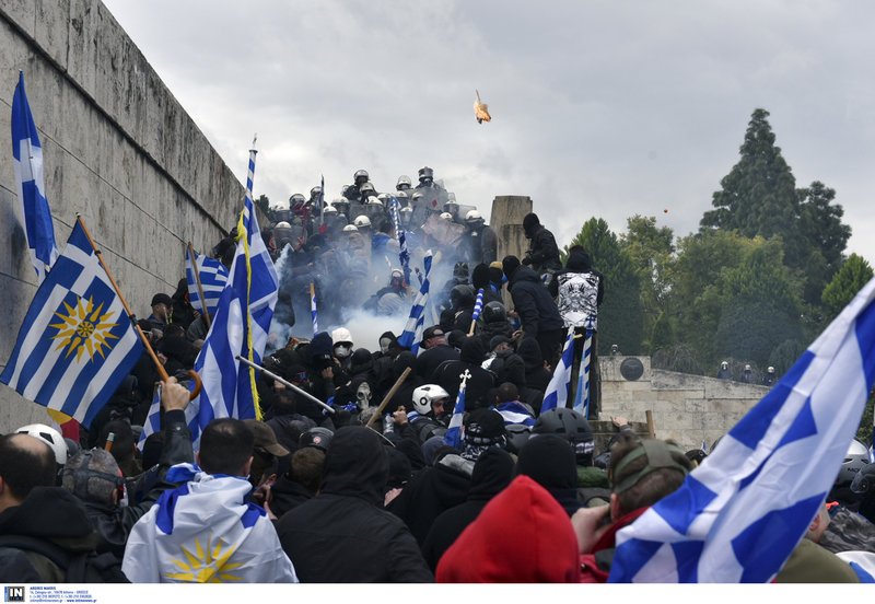Διέλυσαν το συλλαλητήριο: Χημικά, ξύλο, μαχαιρώματα, λιποθυμίες [εικόνες & βίντεο] | iefimerida.gr 20