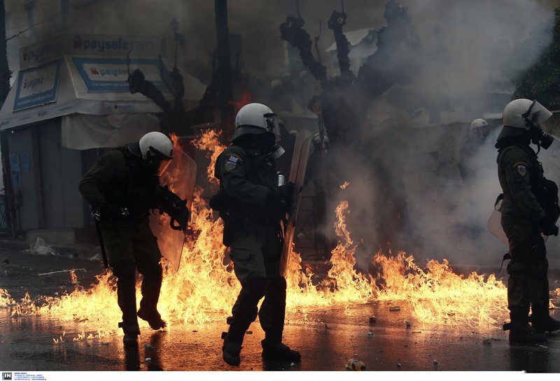 Διέλυσαν το συλλαλητήριο: Χημικά, ξύλο, μαχαιρώματα, λιποθυμίες [εικόνες & βίντεο] | iefimerida.gr 16