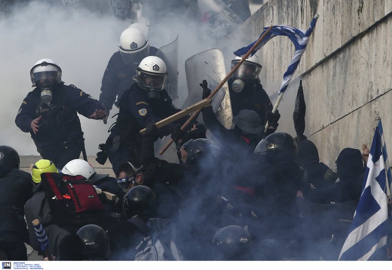 Διέλυσαν το συλλαλητήριο: Χημικά, ξύλο, μαχαιρώματα, λιποθυμίες [εικόνες & βίντεο] | iefimerida.gr 1