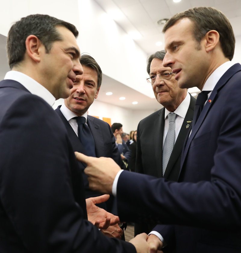 Ο Μακρόν αποθεώνει Τσίπρα-Ζάεφ: Εξαιρετικό παράδειγμα η Συμφωνία των Πρεσπών [εικόνες] | iefimerida.gr 1