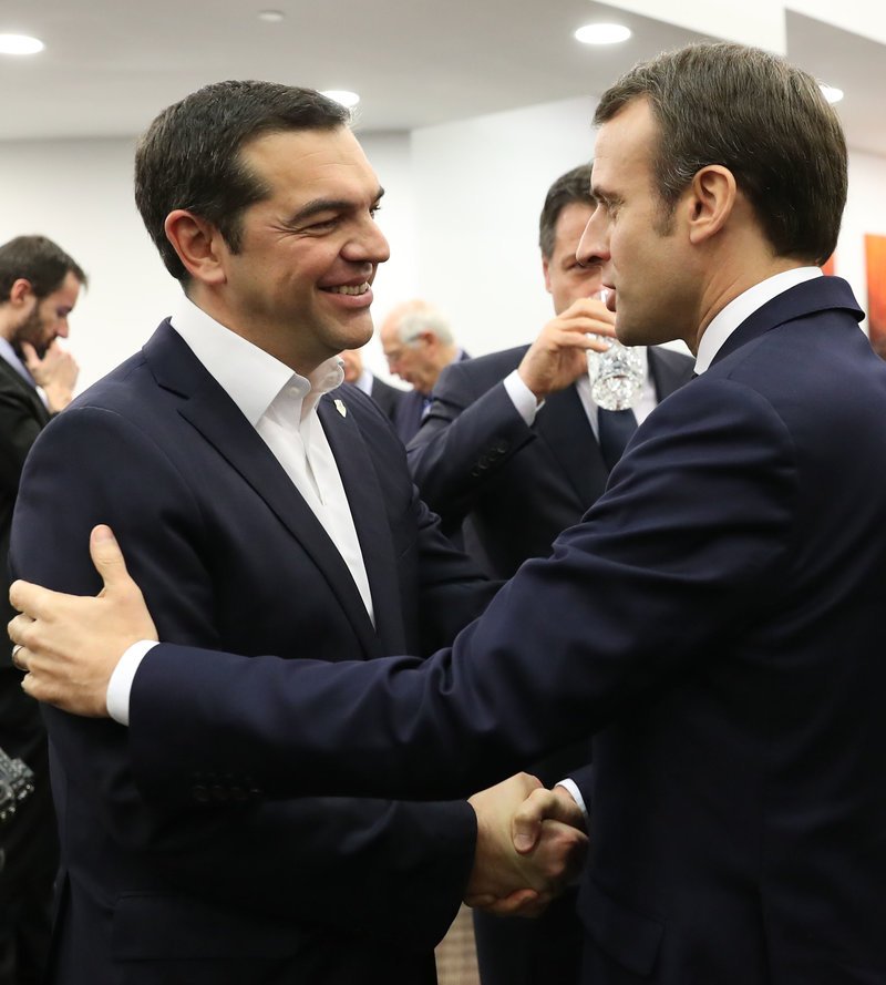 Θερμό τετ α τετ Τσίπρα-Μακρόν