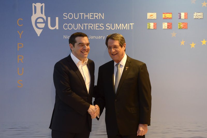 Χαμόγελα και χειραψίες του Ελληνα πρωθυπουργού με τον Κύπριο πρόεδρο