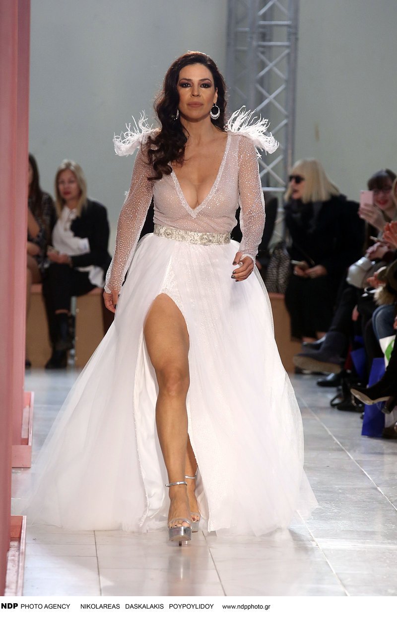  Η Ναταλία Δραγούμη με «απαγορευτικό» μπούστο σε επίδειξη μόδας- Μέχρι τον αφαλό [εικόνες] | iefimerida.gr 2