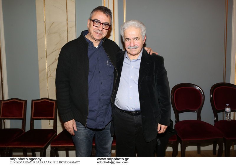 Ο σκηνοθέτης της παράστασης Νίκος Διαμαντής, με τον Μίμη Ανδρουλάκη