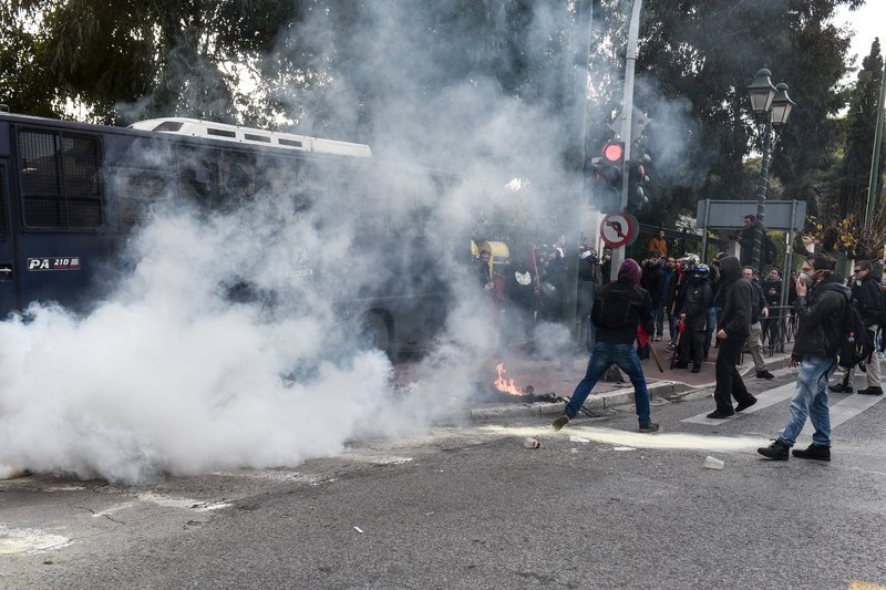 Ενταση στην πορεία των εκπαιδευτικών, στην Ηρώδου Αττικού -Εβαλαν φωτιά, τραυματίστηκε μια διαδηλώτρια [εικόνες & βίντεο] | iefimerida.gr 4