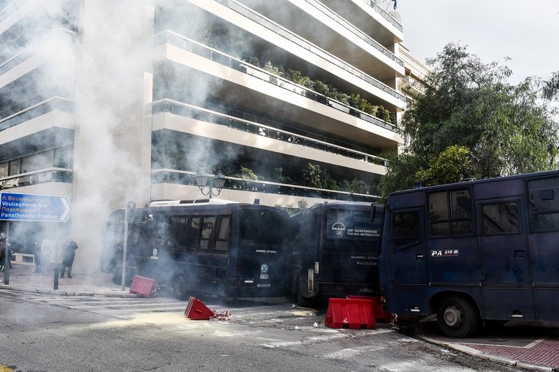 Ενταση στην πορεία των εκπαιδευτικών, στην Ηρώδου Αττικού -Εβαλαν φωτιά, τραυματίστηκε μια διαδηλώτρια [εικόνες & βίντεο] | iefimerida.gr 3