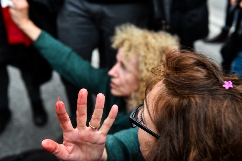 Η εκπαιδευτικός τραυματίστηκε στο κεφάλι πιθανότατα από ρίψη δακρυγόνου ή βομβίδας κρότου λάμψης.