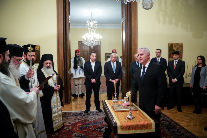 Ορκίστηκε υπουργός Αμυνας ο Ευάγγελος Αποστολάκης [εικόνες & βίντεο] | iefimerida.gr 0