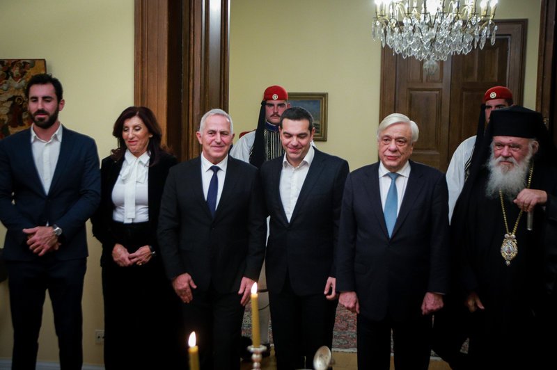 Η οικογένεια Αποστολάκη, ο Αλέξης Τσίπρας, ο Προκόπης Παυλόπουλος και ο Αρχιεπίσκοπος Αθηνών και Πάσης Ελλάδος, Ιερώνυμος