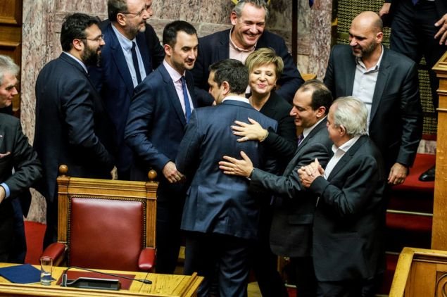 Συγχαρητήρια υπουργών στον πρωθυπουργό 