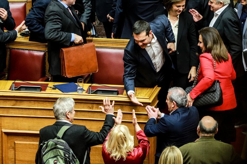 Περιχαρής ο Αλέξης Τσίπρας δέχεται συγχαρητήρια βουλευτών