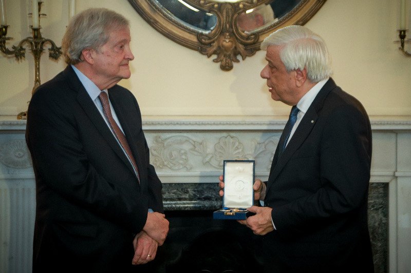 Το παράσημο του Ταξιάρχη του Τάγματος της Τιμής στον καθηγητή Κλασικών Σπουδών και Συγκριτικής Λογοτεχνίας του Harvard, Gregory Nagy