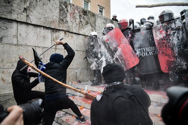 Διέλυσαν το συλλαλητήριο: Χημικά, ξύλο, μαχαιρώματα, λιποθυμίες [εικόνες & βίντεο] | iefimerida.gr 45