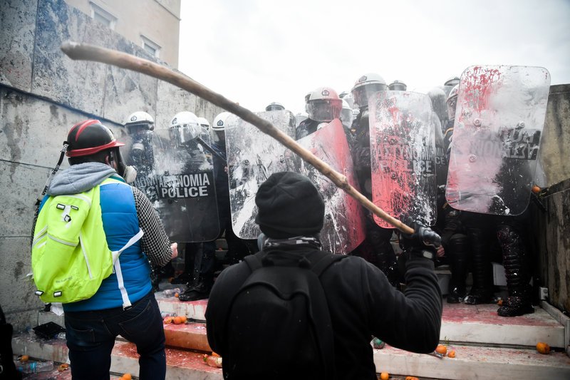 Διέλυσαν το συλλαλητήριο: Χημικά, ξύλο, μαχαιρώματα, λιποθυμίες [εικόνες & βίντεο] | iefimerida.gr 44