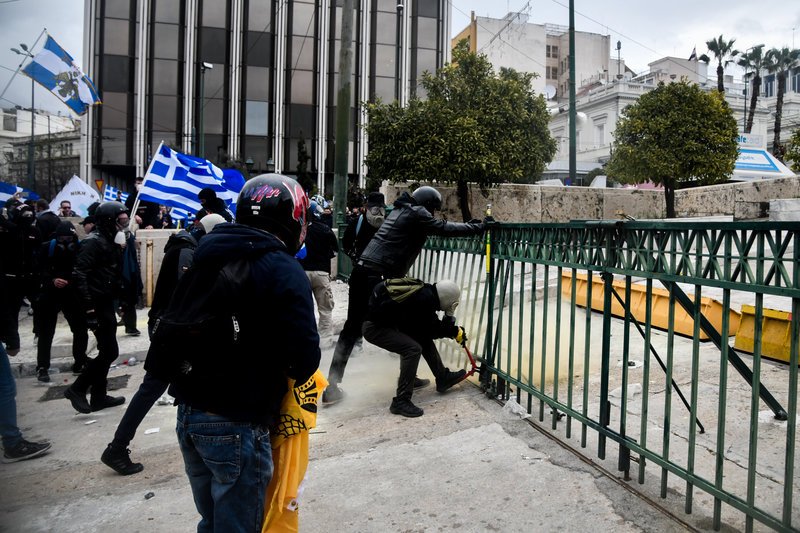 Διέλυσαν το συλλαλητήριο: Χημικά, ξύλο, μαχαιρώματα, λιποθυμίες [εικόνες & βίντεο] | iefimerida.gr 43