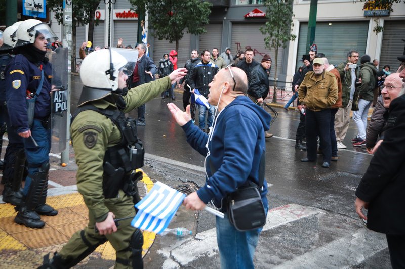 Διέλυσαν το συλλαλητήριο: Χημικά, ξύλο, μαχαιρώματα, λιποθυμίες [εικόνες & βίντεο] | iefimerida.gr 37