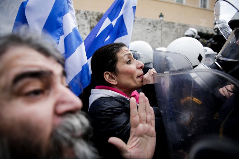 Διέλυσαν το συλλαλητήριο: Χημικά, ξύλο, μαχαιρώματα, λιποθυμίες [εικόνες & βίντεο] | iefimerida.gr 36