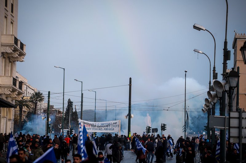 Διέλυσαν το συλλαλητήριο: Χημικά, ξύλο, μαχαιρώματα, λιποθυμίες [εικόνες & βίντεο] | iefimerida.gr 33