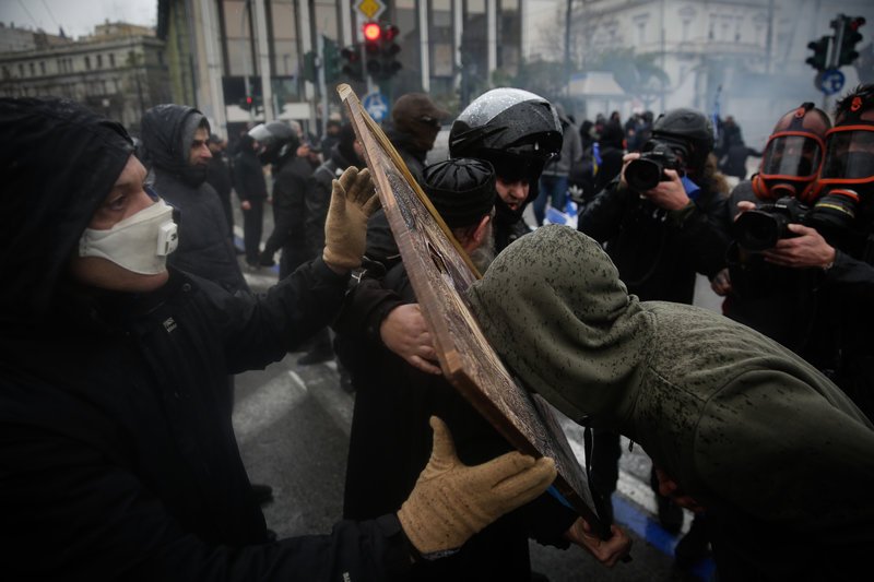 Διέλυσαν το συλλαλητήριο: Χημικά, ξύλο, μαχαιρώματα, λιποθυμίες [εικόνες & βίντεο] | iefimerida.gr 32