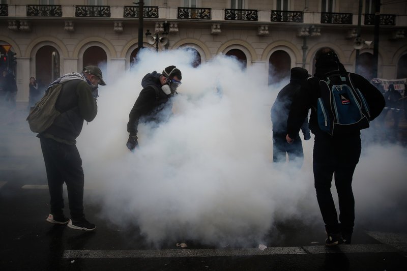 Διέλυσαν το συλλαλητήριο: Χημικά, ξύλο, μαχαιρώματα, λιποθυμίες [εικόνες & βίντεο] | iefimerida.gr 30