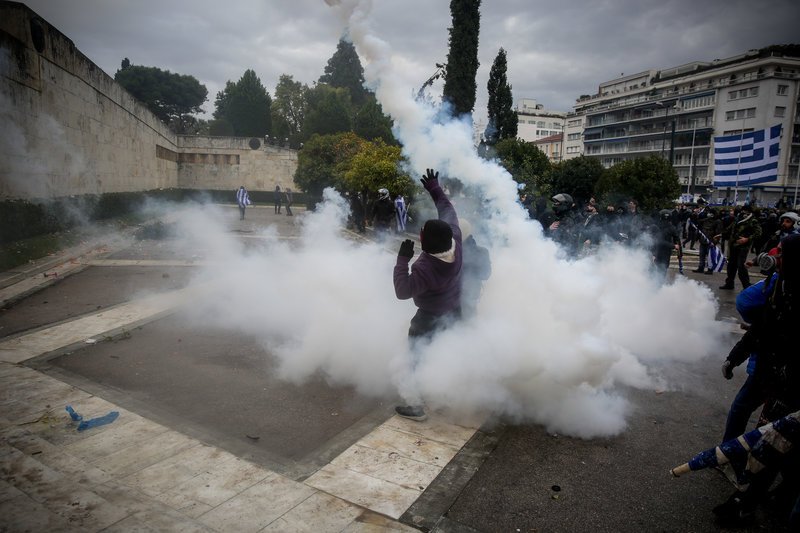 Διέλυσαν το συλλαλητήριο: Χημικά, ξύλο, μαχαιρώματα, λιποθυμίες [εικόνες & βίντεο] | iefimerida.gr 28