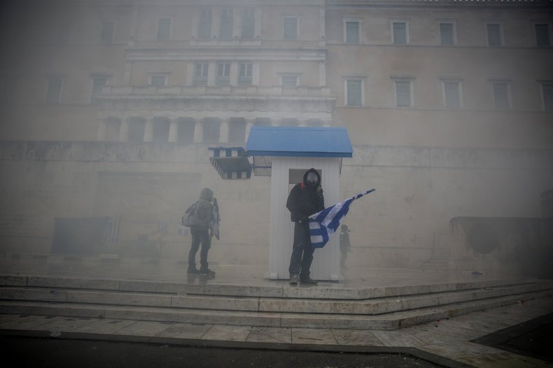 Διέλυσαν το συλλαλητήριο: Χημικά, ξύλο, μαχαιρώματα, λιποθυμίες [εικόνες & βίντεο] | iefimerida.gr 27