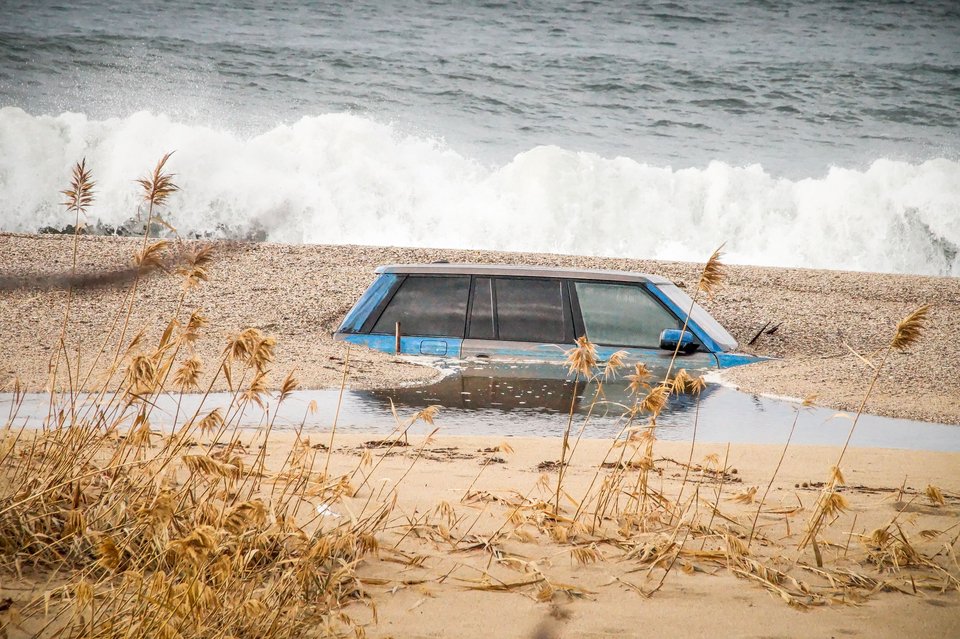 Πρέβεζα: Η άμμος «κατάπιε» αυτοκίνητο [εικόνες] | iefimerida.gr 1