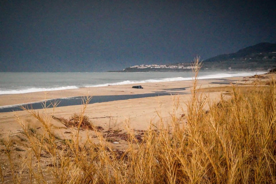 Πρέβεζα: Η άμμος «κατάπιε» αυτοκίνητο [εικόνες] | iefimerida.gr 5