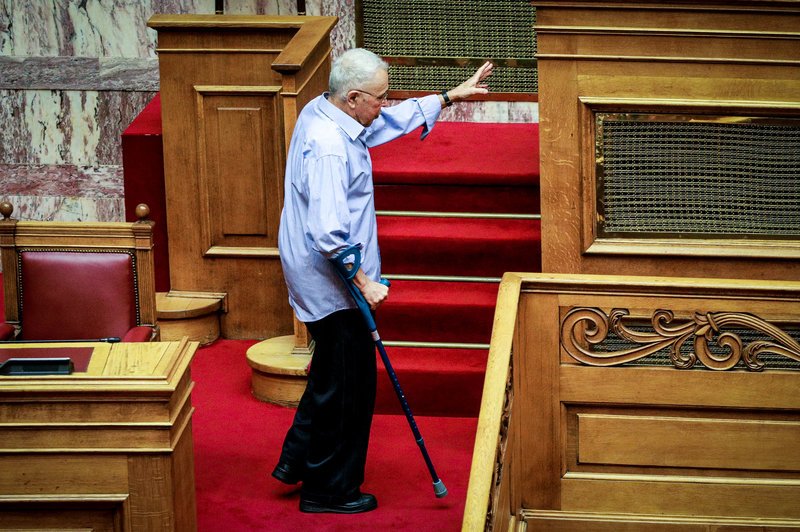 Ο Κώστας Ζουράρις... αυτοτρολάρεται -Για το πρόβλημα με το ισχίο του [βίντεο] | iefimerida.gr 1