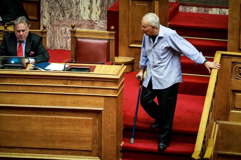 Ο Κώστας Ζουράρις... αυτοτρολάρεται -Για το πρόβλημα με το ισχίο του [βίντεο] | iefimerida.gr 2