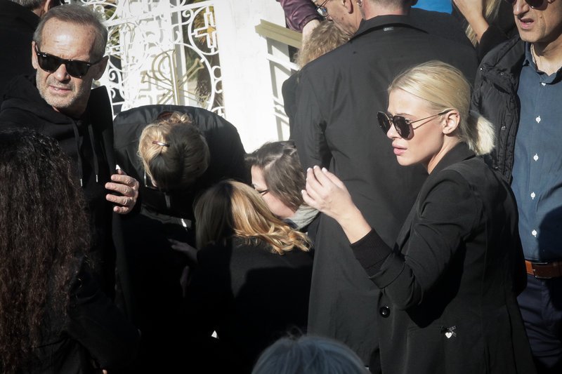 Τα κορίτσια του Θέμου Aναστασιάδη είπαν το τελευταίο αντίο στον τηλεοπτικό τους δάσκαλο [εικόνες] | iefimerida.gr 7