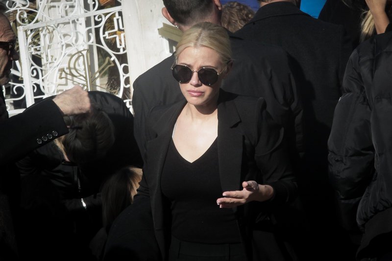 Τα κορίτσια του Θέμου Aναστασιάδη είπαν το τελευταίο αντίο στον τηλεοπτικό τους δάσκαλο [εικόνες] | iefimerida.gr 6