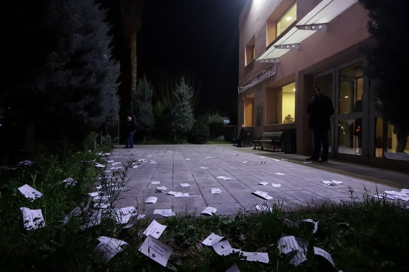 Ο Ρουβίκωνας άνοιξε πανό και πέταξε προκηρύξεις-Φωτογραφία: EUROKINISSI/ ΓΙΑΝΝΗΣ ΠΑΝΑΓΟΠΟΥΛΟΣ