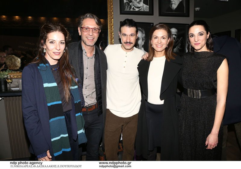 Η Τζίνα Αλιμόνου πήγε θέατρο και έδειξε τι σημαίνει σικάτο ντύσιμο σε μαύρο-άσπρο [εικόνες] | iefimerida.gr 4