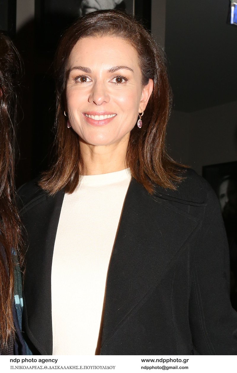 Η Τζίνα Αλιμόνου πήγε θέατρο και έδειξε τι σημαίνει σικάτο ντύσιμο σε μαύρο-άσπρο [εικόνες] | iefimerida.gr 2