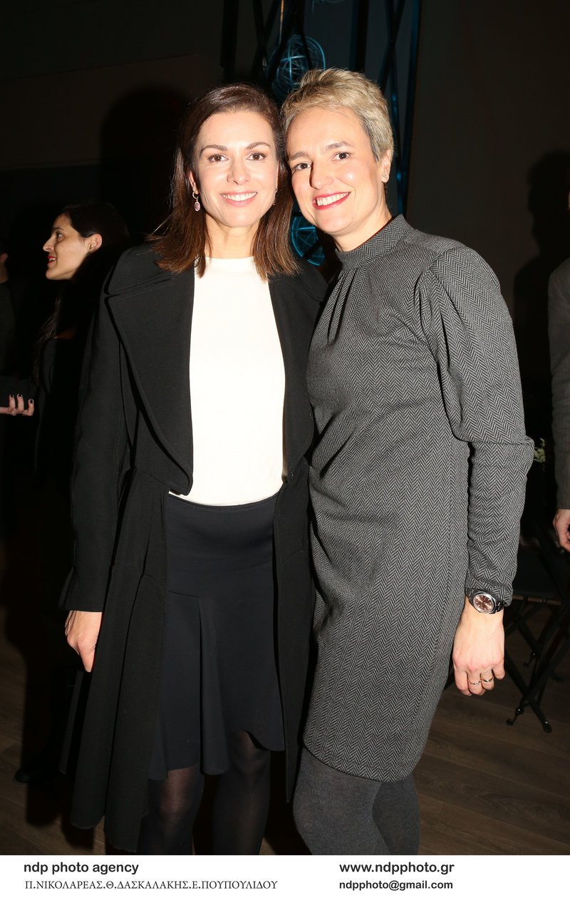 Η Τζίνα Αλιμόνου πήγε θέατρο και έδειξε τι σημαίνει σικάτο ντύσιμο σε μαύρο-άσπρο [εικόνες] | iefimerida.gr 1