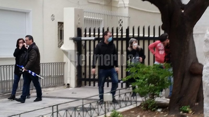 Εικόνες ντροπής: Πολίτες καταρρέουν από τα χημικά που έριξαν τα ΜΑΤ -Πληροφορίες για τραυματίες [εικόνες] | iefimerida.gr 3