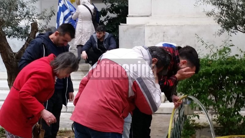 Εικόνες ντροπής: Πολίτες καταρρέουν από τα χημικά που έριξαν τα ΜΑΤ -Πληροφορίες για τραυματίες [εικόνες] | iefimerida.gr 6