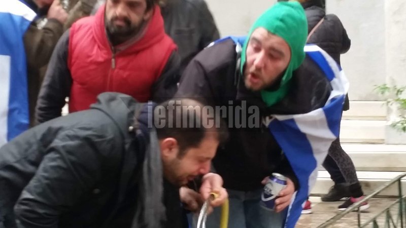 Εικόνες ντροπής: Πολίτες καταρρέουν από τα χημικά που έριξαν τα ΜΑΤ -Πληροφορίες για τραυματίες [εικόνες] | iefimerida.gr 5