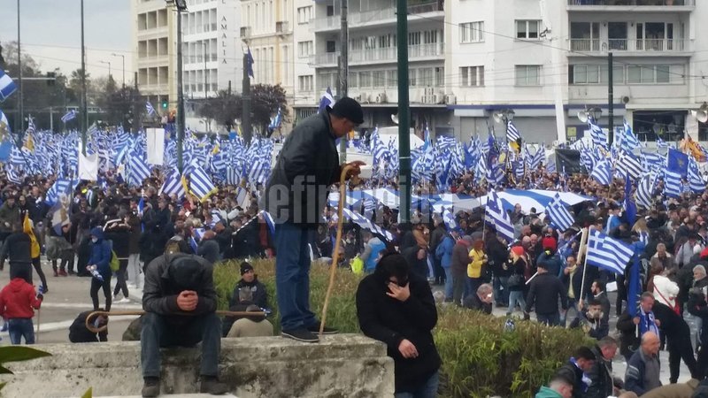 Εικόνες ντροπής: Πολίτες καταρρέουν από τα χημικά που έριξαν τα ΜΑΤ -Πληροφορίες για τραυματίες [εικόνες] | iefimerida.gr 2