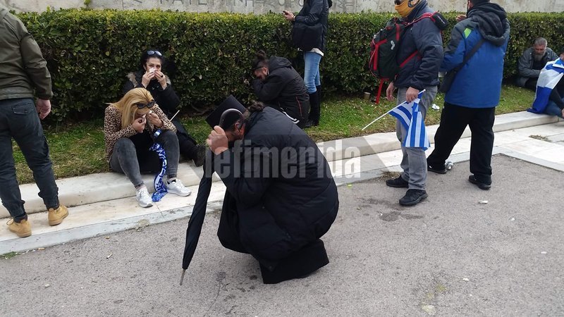 Εικόνες ντροπής: Πολίτες καταρρέουν από τα χημικά που έριξαν τα ΜΑΤ -Πληροφορίες για τραυματίες [εικόνες] | iefimerida.gr 0