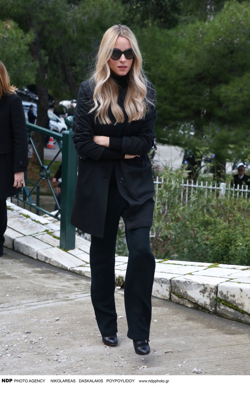 Τα κορίτσια του Θέμου Aναστασιάδη είπαν το τελευταίο αντίο στον τηλεοπτικό τους δάσκαλο [εικόνες] | iefimerida.gr 1