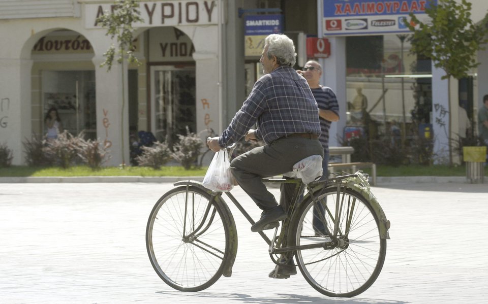 Ολες οι ηλικίες κυκλοφορούν με ποδήλατο στην πόλη για να κάνουν τις δουλειές τους, Πέρα από τα σύγχρονα ποδήλατα ο επισκέπτης θα εντυπωσιαστεί διαπιστώνοντας ότι κυκλοφορούν ακόμα πολλά παλαιά ποδήλατα, τα οποία συνήθως κληρονομήθηκαν από τον πατέρα ή τον παππού, φωτογραφία: eurokinissi