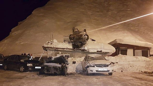 Δυστύχημα-σοκ στη Ρωσία: Mercedes έτρεχε με 200 χλμ./ώρα και πέταξε 50 μέτρα -Νεκρός ο οδηγός [εικόνες & βίντεο] | iefimerida.gr 1