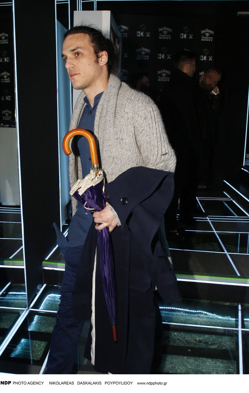   Μαίρη Συνατσάκη - Αιμιλιανός Σταματάκης: Ερωτευμένοι αλλά διακριτικοί στα μπουζούκια [εικόνες] | iefimerida.gr 4