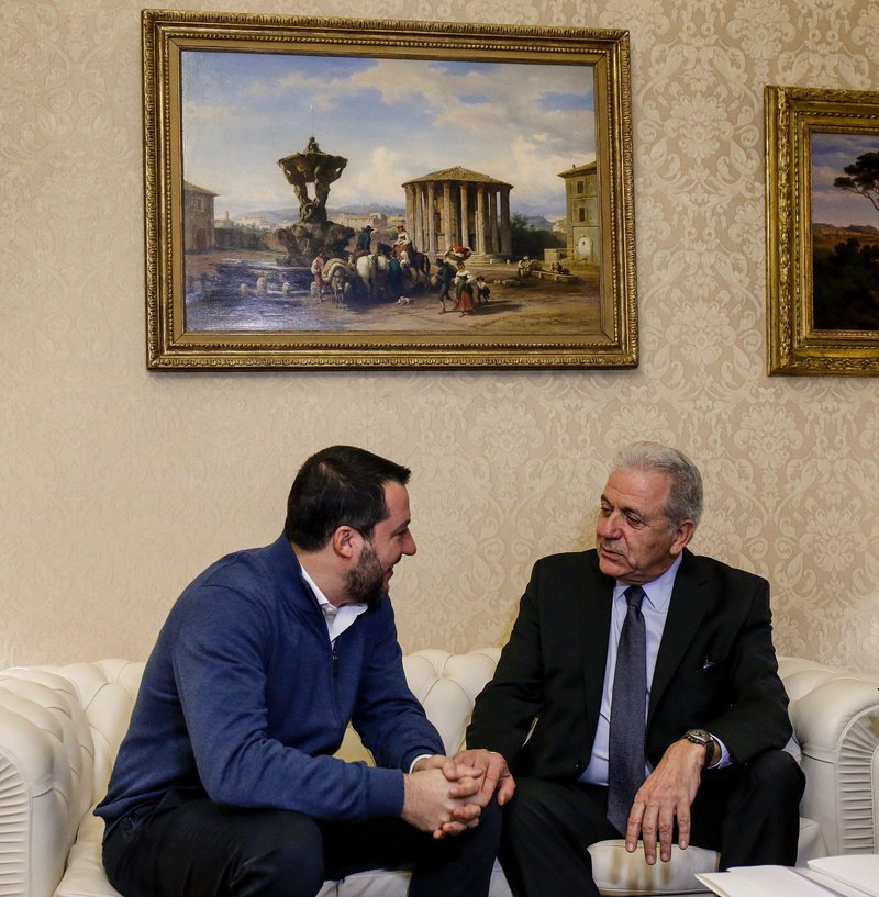 Τζουζέπε Κόντε και Ματέο Σαλβίνι διαμηνύουν ότι έχουν κοινές ευαισθησίες με τον Δ. Αβραμόπουλο για το μεταναστευτικό