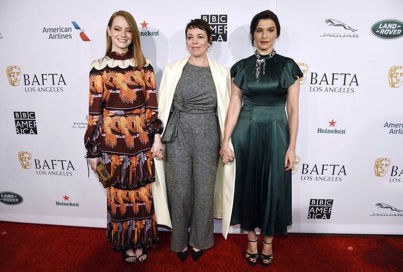 Με τις συμπρωταγωνίστριές της στο The Favourite, Εμμα Στόουν αριστερά και Ρέιτσελ Βάις δεξιά.