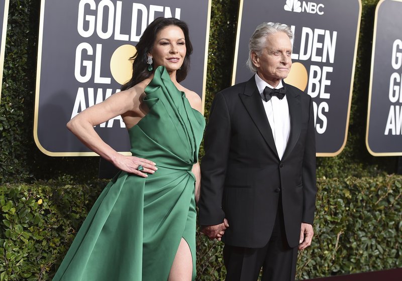 Η 49χρονη Κάθριν Ζέτα Τζόουνς έσβησε όλες τις 20χρονες στις Χρυσές Σφαίρες -Με θανατηφόρο σκίσιμο [εικόνες] | iefimerida.gr 2